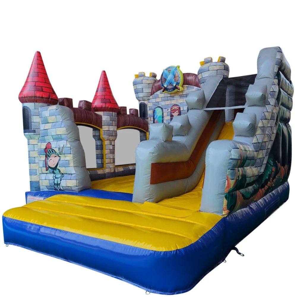 Ein aufblasbarer Kinderspielpark mit Burg- und Schlossmotiven, inklusive Rutsche.