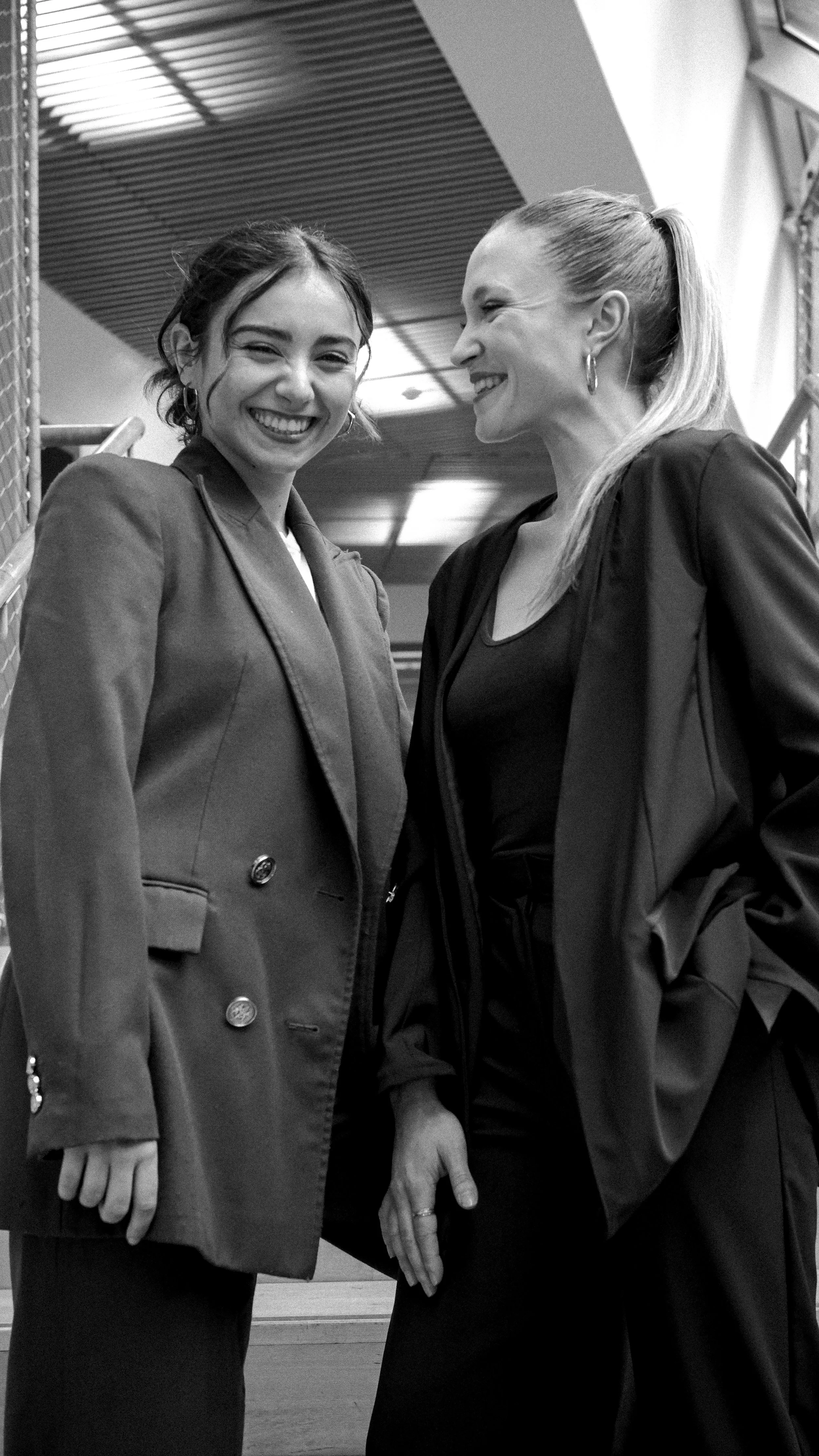 Portrait de Célia MOCYDLARZ (à gauche) et Avril NEGRE (à droite), directrices artistiques de la maison de création et production chorégraphique LES OISEAUX SAUVAGES - PARIS.