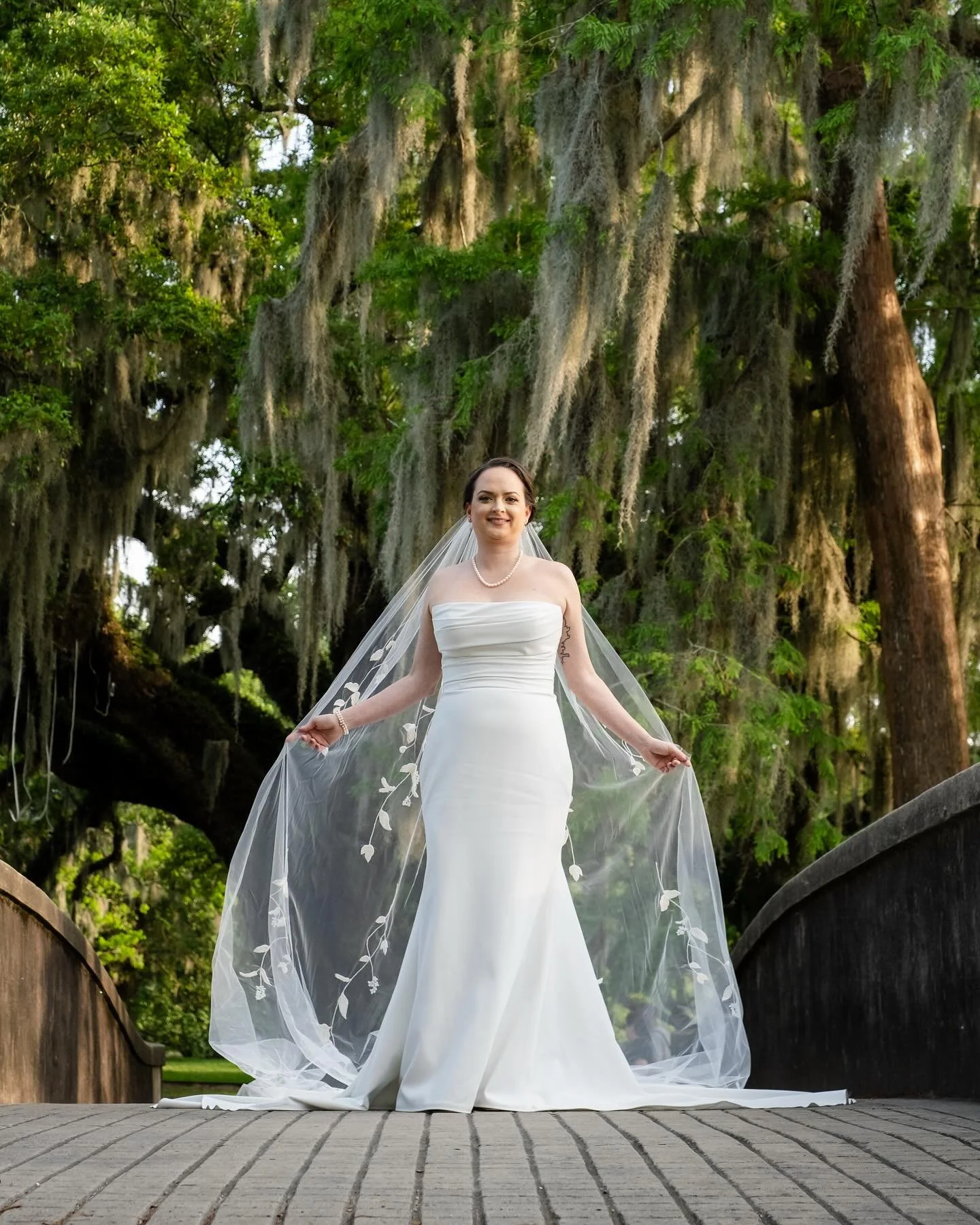 Don&rsquo;t you just love a wedding dress that is so beautiful it&rsquo;s timeless? Keeping to my theme #simplecleanbeautiful I love a long veil, classic patterns and sexy clean lines.  This image truly has it all.  The gorgeous end of the day sun gr