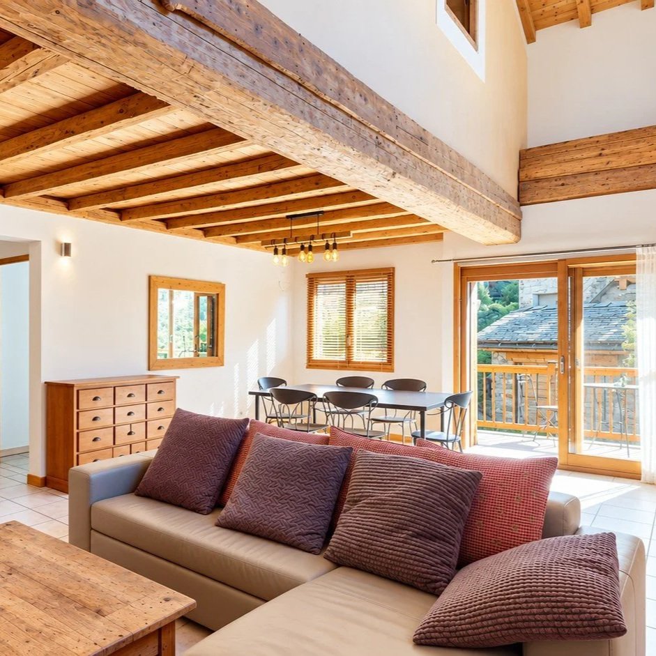 Chalet de caractère en pierre de 136 m² habitables situé à Praranger, village savoyard de la Vallée des Belleville, à proximité des Menuires et du domaine skiable des 3 Vallées.