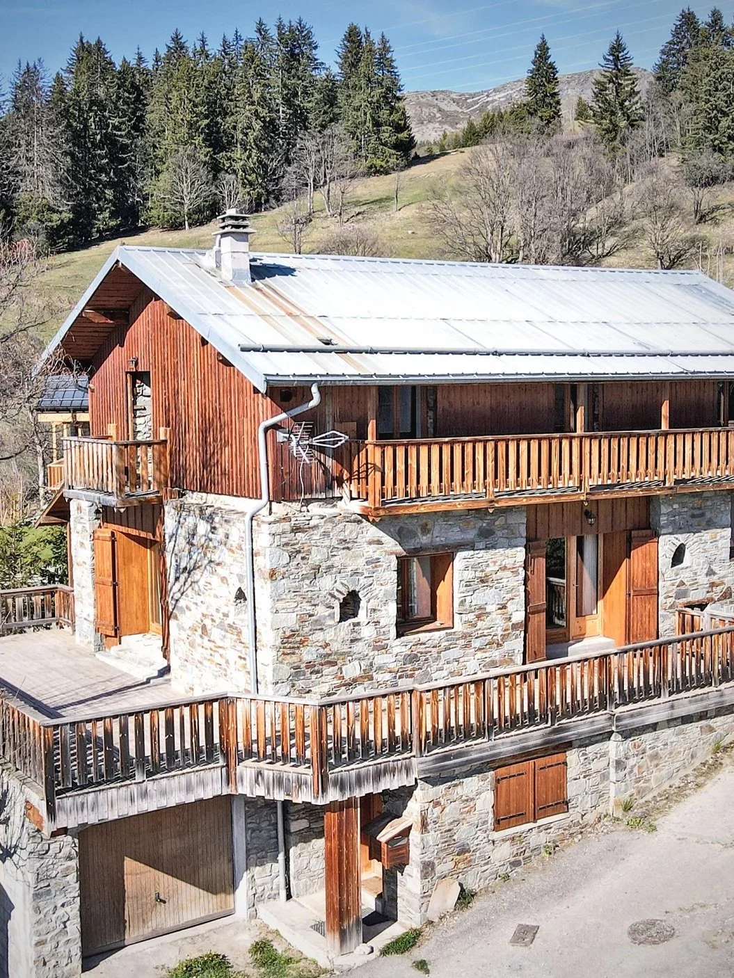 Chalet traditionnel en pierre et bois avec terrasse et balcon, offrant un potentiel de rénovation à proximité de Saint-Martin-de-Belleville.