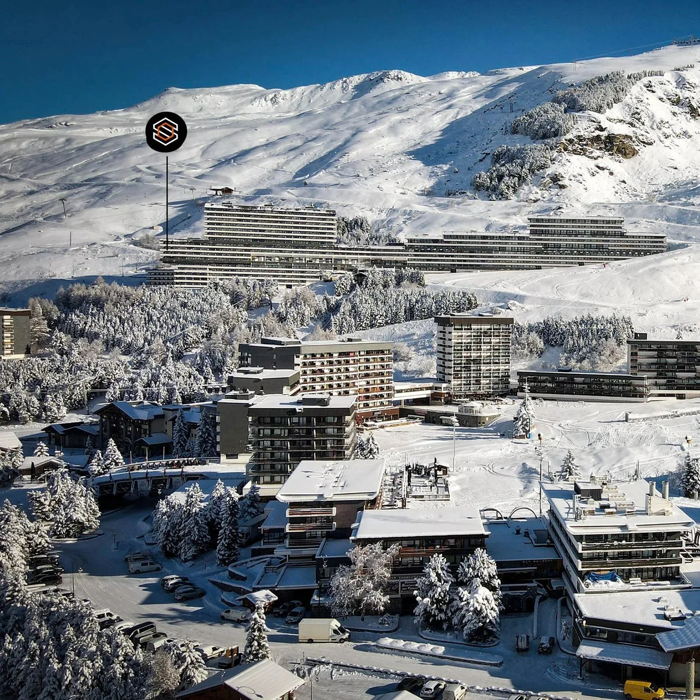 Appartement de standing à vendre aux Menuires, au cœur des 3 Vallées, avec quatre chambres, balcon d'angle et accès direct aux pistes de ski.