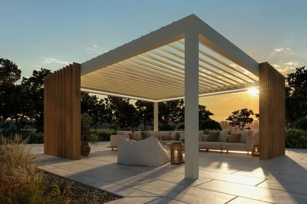Estructura moderna de pérgola con muebles al aire libre durante la puesta del sol, rodeada de naturaleza.