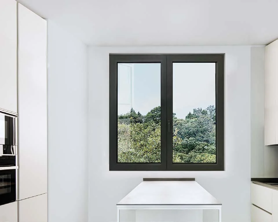 Vista de una ventana grande en una cocina moderna con paredes blancas y muebles blancos