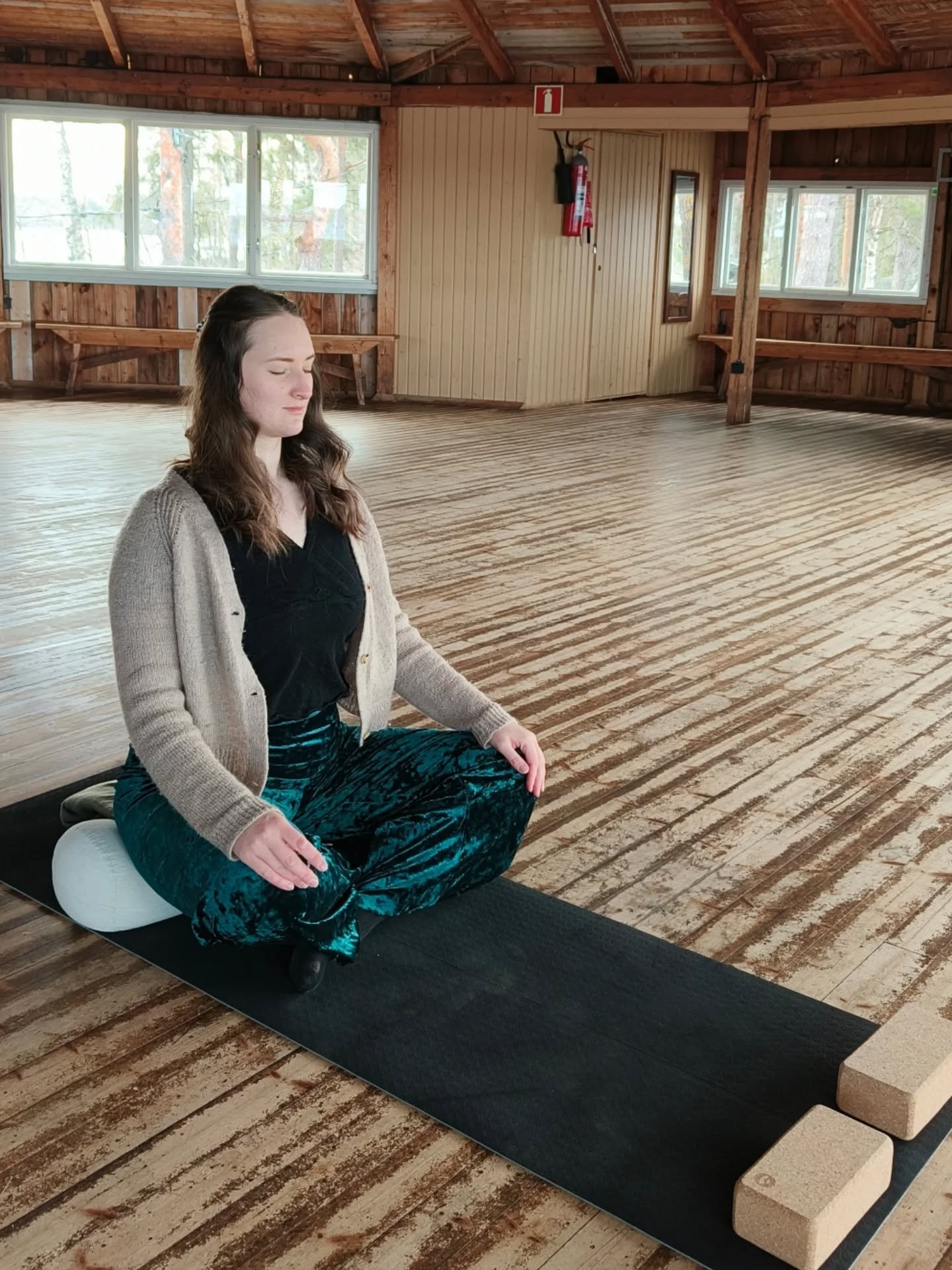 Pys&auml;hdy hetkeksi.

Tuo huomio hengitykseen.

Hengit&auml; ja aisti miss&auml; hengitys tuntuu.

Suuntaa hengityst&auml; kohti vatsaa, anna vatsan pullistua.

Hengit&auml; nen&auml;n kautta ulos rauhassa, hitaasti.

Huomaa kehon tuntemukset ja mi