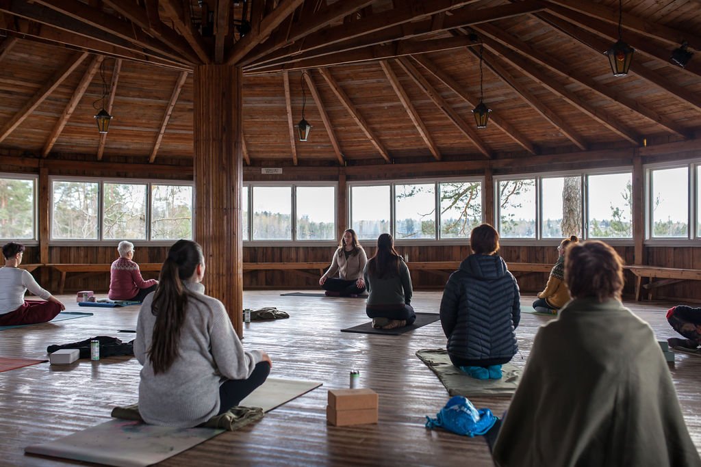 Kesäjoogaa Haikan lavalla Pirkkalassa