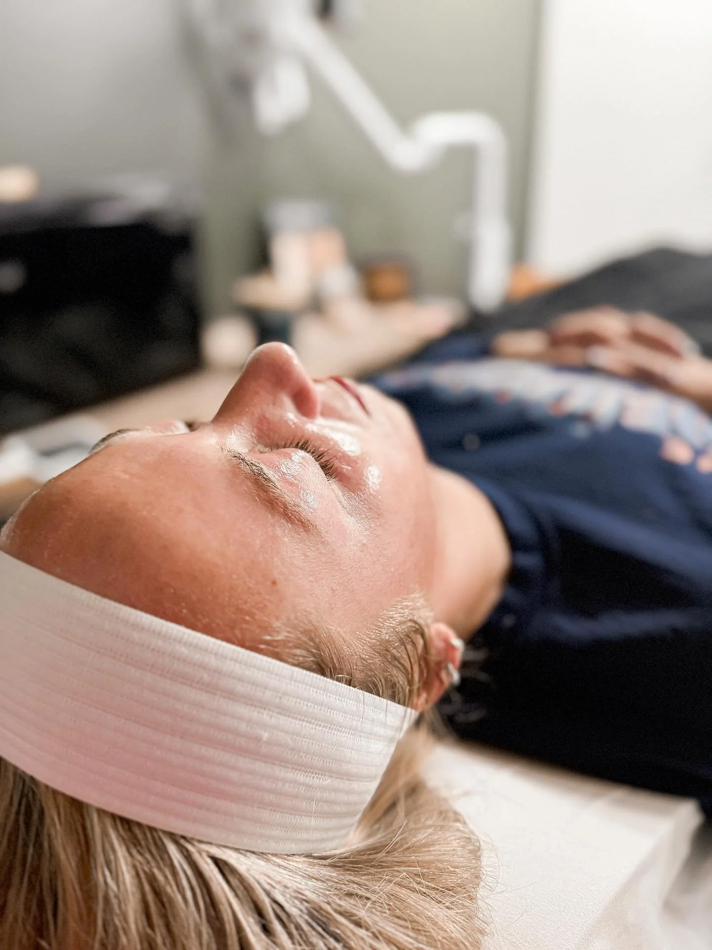 Rainy October days were made for facials 🎃✨ 
Cozy up, relax, and let your skin soak up all the fall hydration it&rsquo;s craving! ✨

Book today &amp; let&rsquo;s get you this glow!! www.bossbarandspa.com
#facials #skincareroutine #councilbluffs