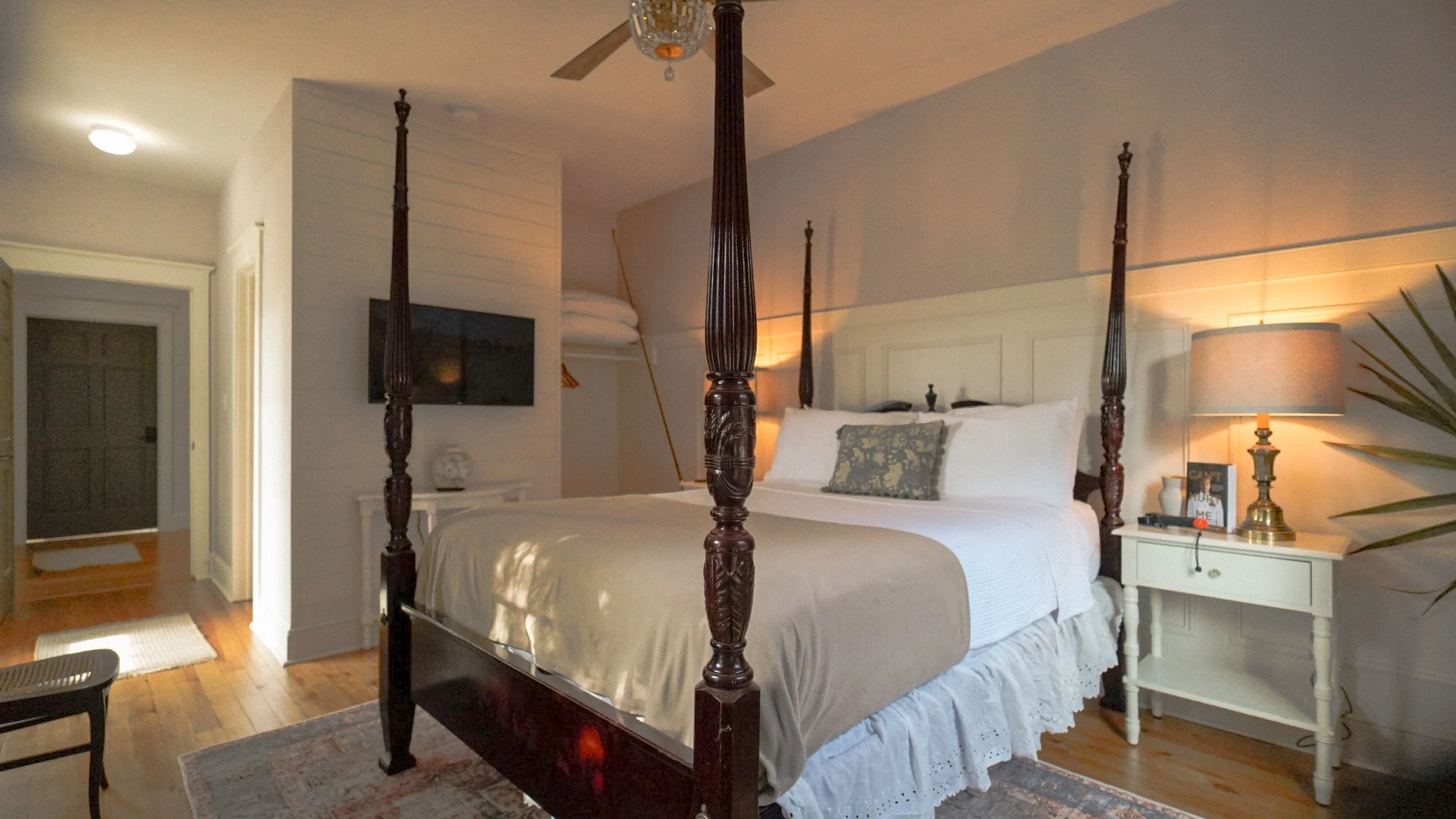 Marooner suite bathroom