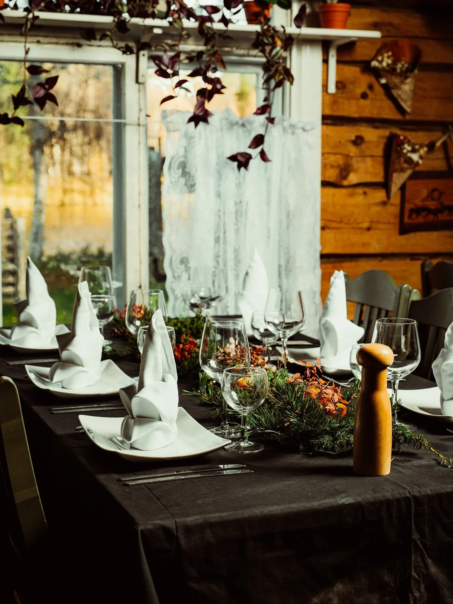 Uutta Sammuntuvalla 🦌🍽️💫

Kaksi Lapin perinnett&auml; kohtaavat &ndash; Sammuntuvan yli 160-vuotinen porotilahistoria ja Marja-Lyydian rakkaus Lapin ruokaan ja el&auml;myksiin.

Tuloksena syntyy aitoja ruokailuel&auml;myksi&auml;, joissa pohjoisen