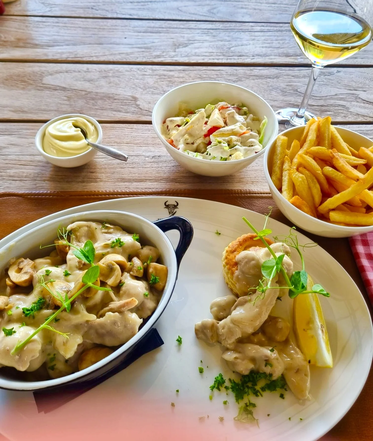 Vol-au-vent met frietjes, slaatje en een glas wijn