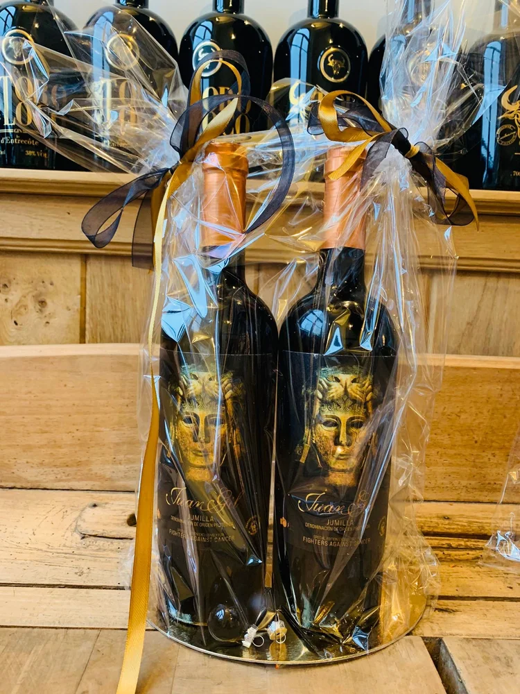 Feestelijk ingepakte wijnflessen als cadeau