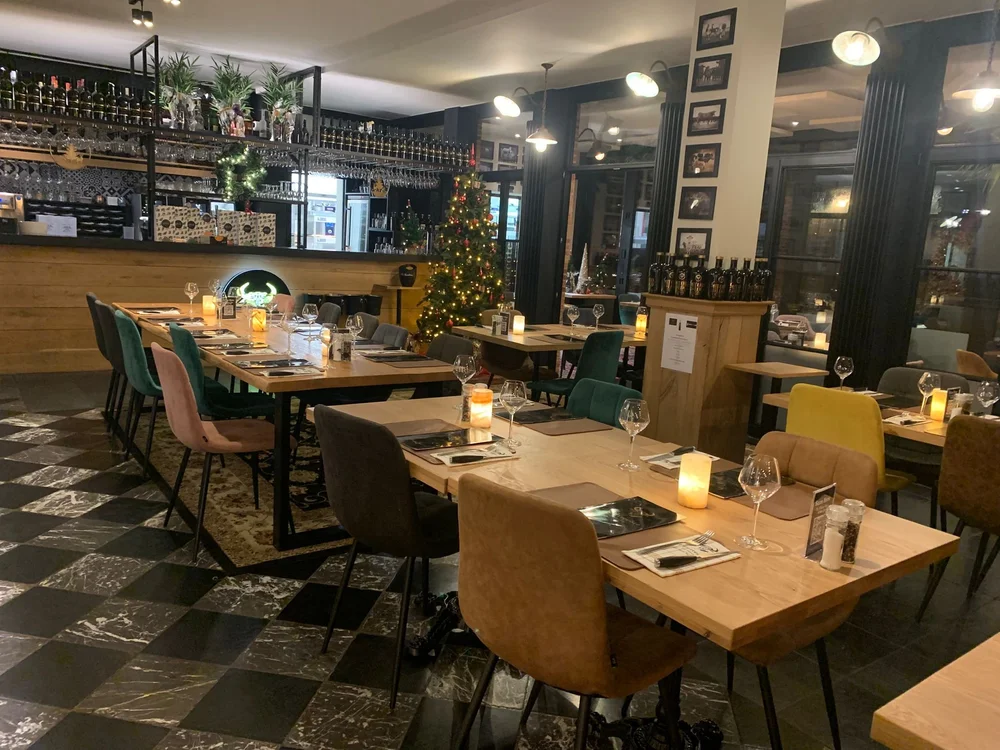 Feestelijk interieur van Bogèst Heusden-Zolder met kerstboom
