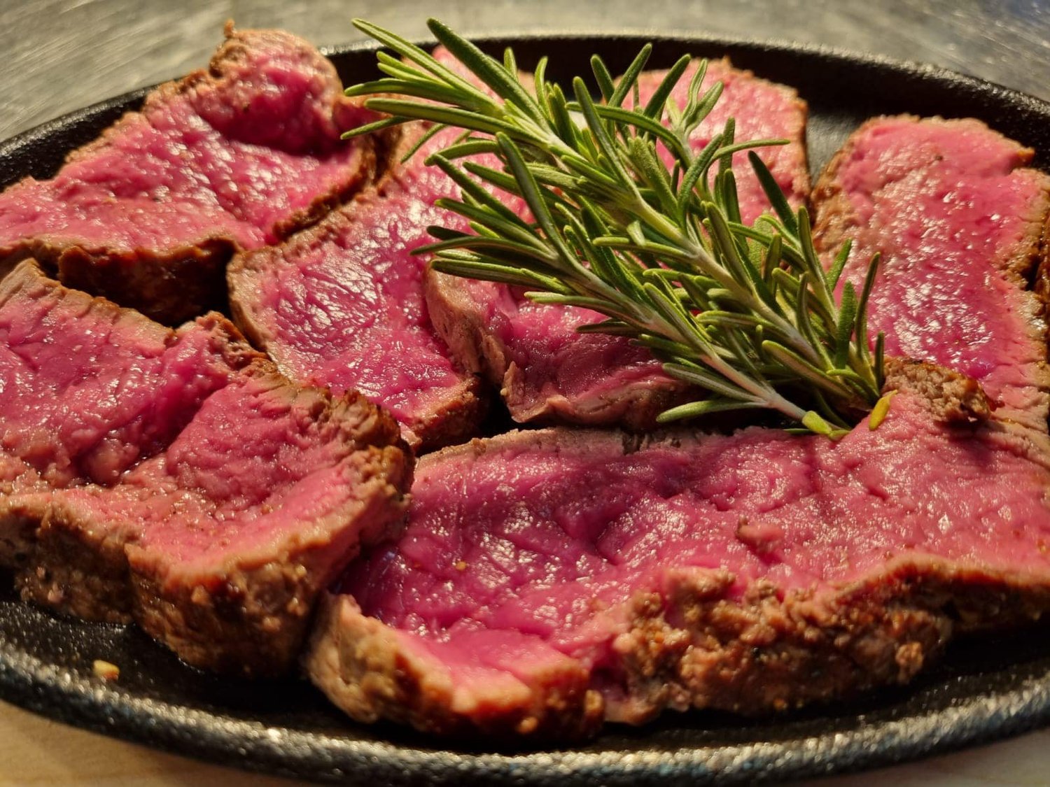 Versneden steak met rozemarijn