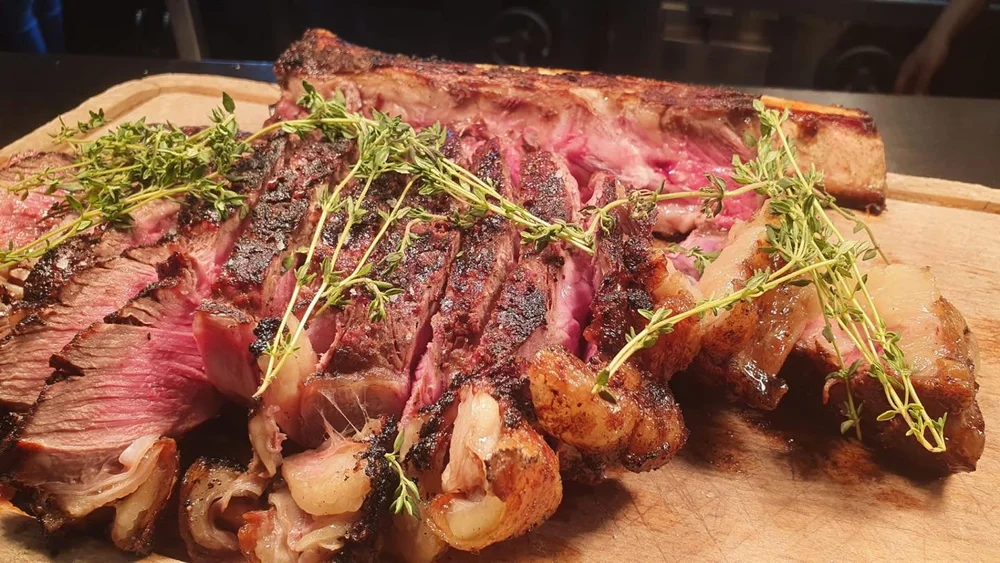 T-bone steak van de grill met verse kruiden