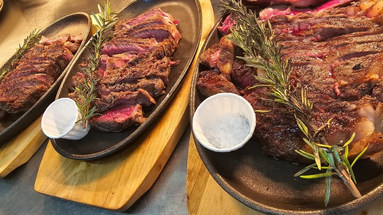 Versneden steak op houten planken