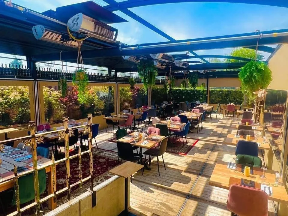 Het terras van Bogèst Borgloon met open dak