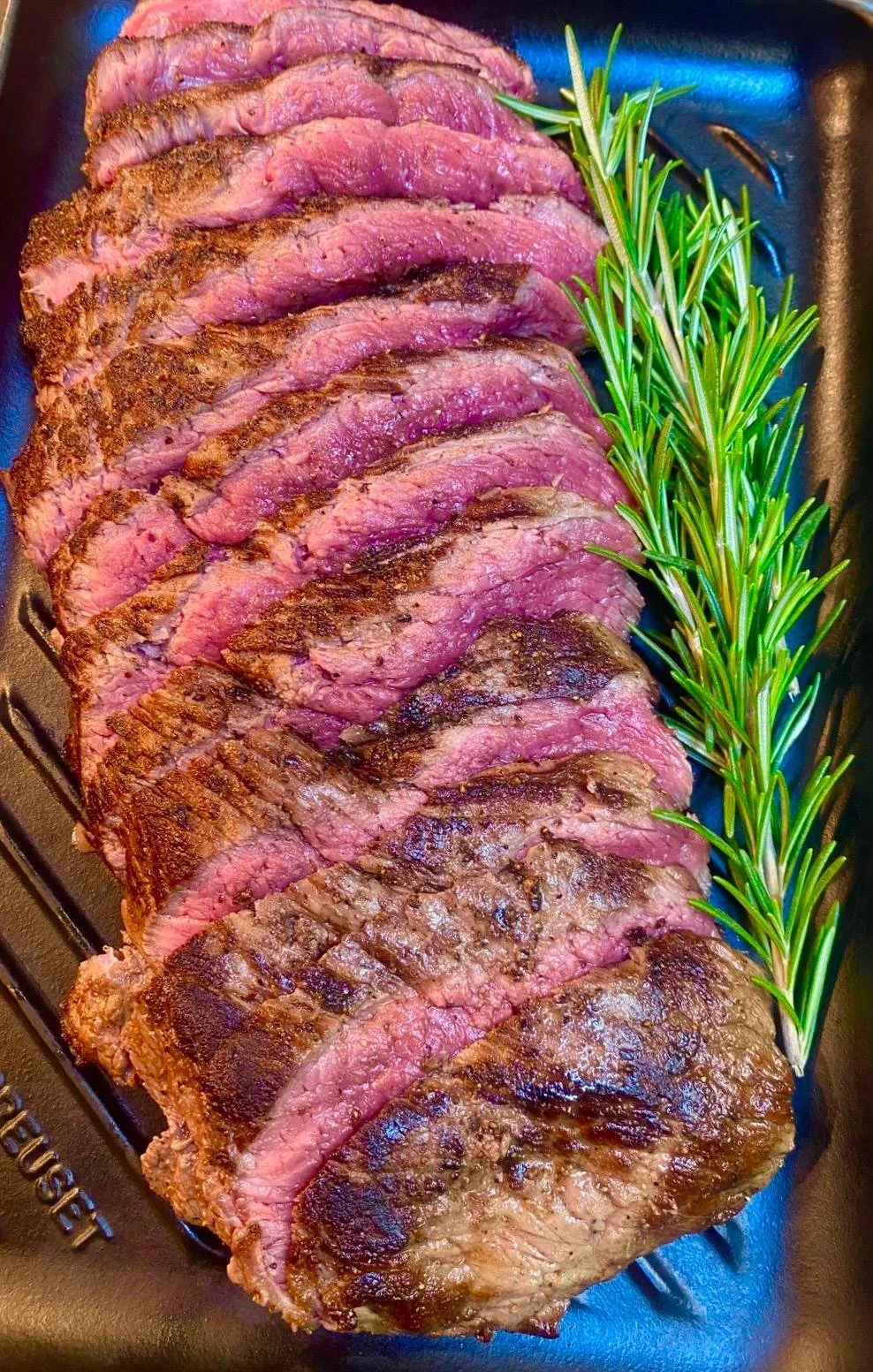 Versneden steak met rozemarijn