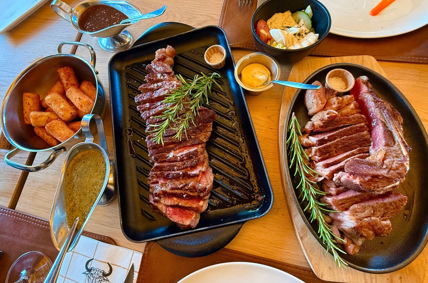 Steak met huisbereide sauzen en kroketjes