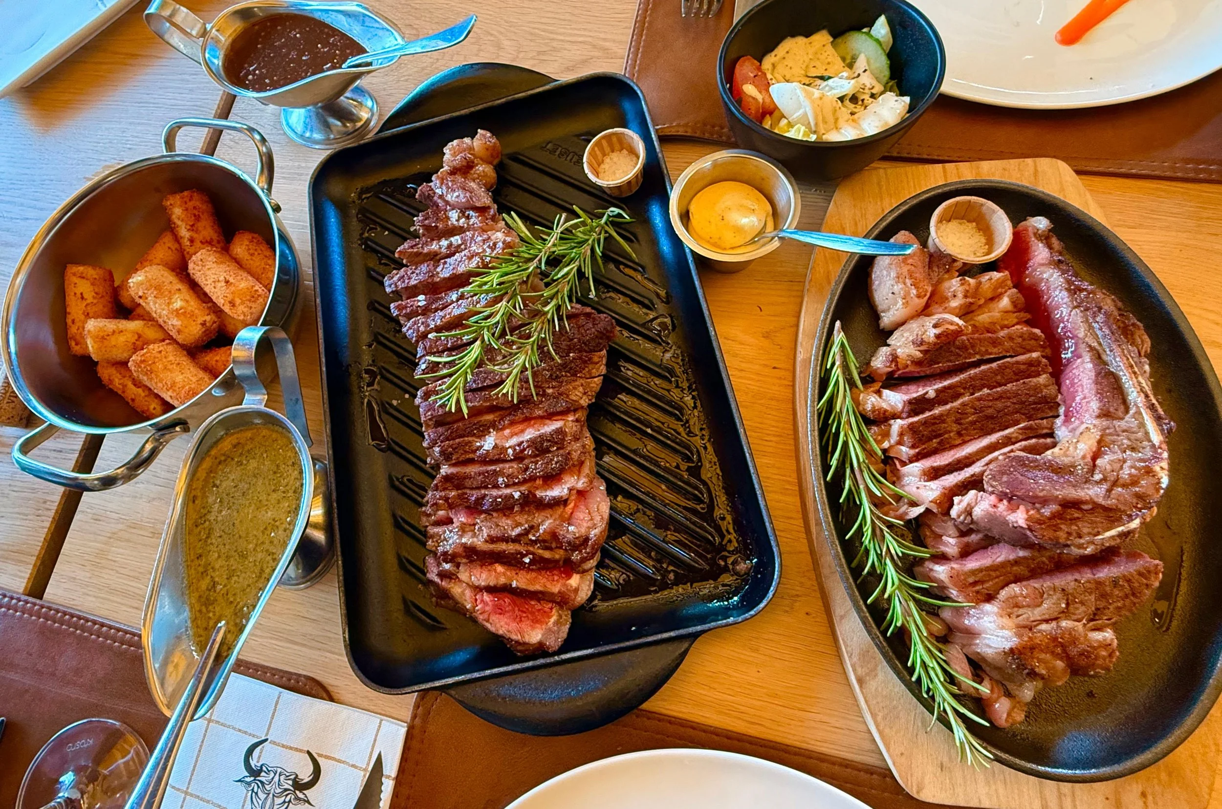Versneden steak met huisbereide sauzen bij Bogèst
