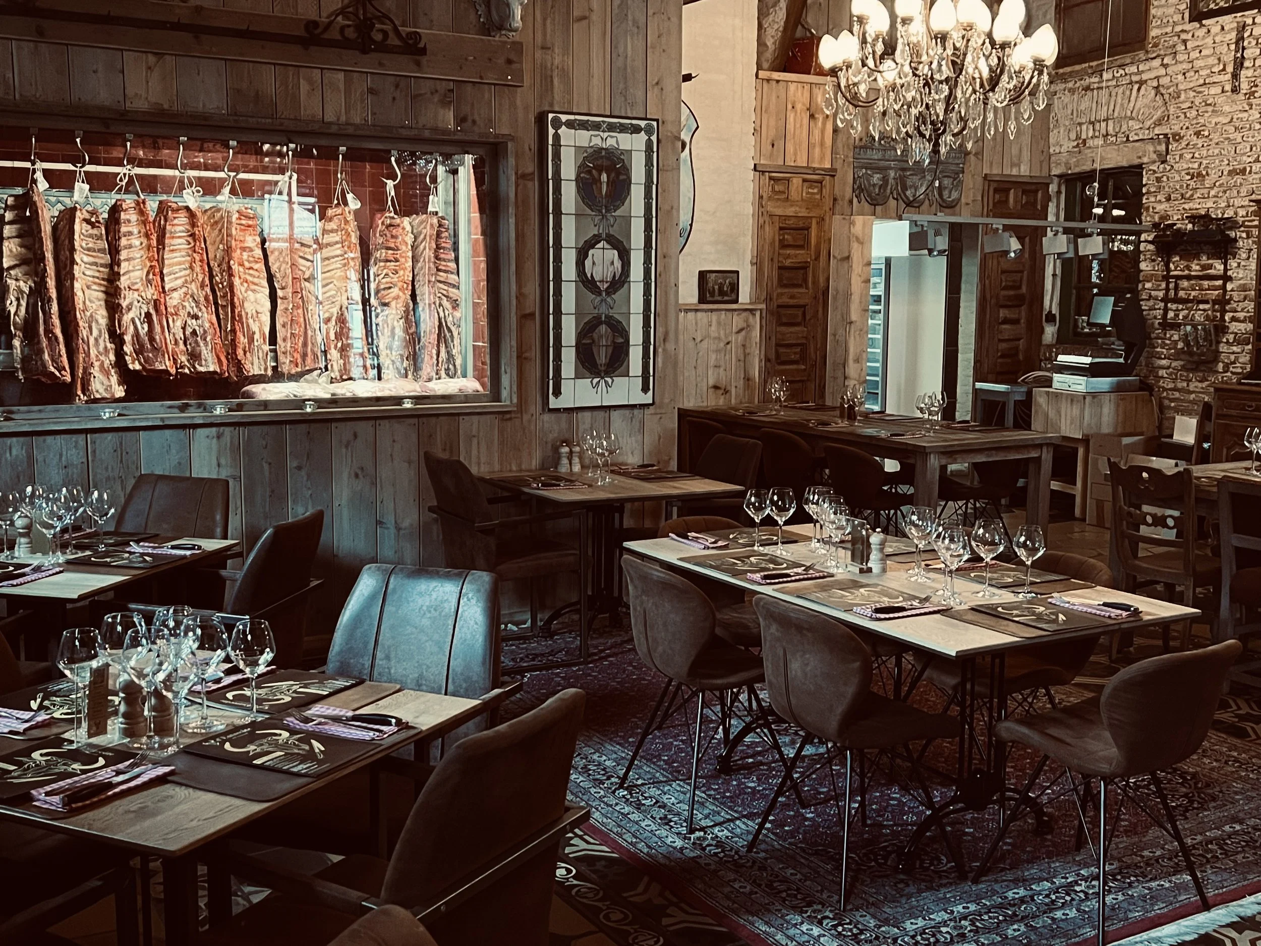 Zaal van Bogèst Borgloon met zicht op de koelcel