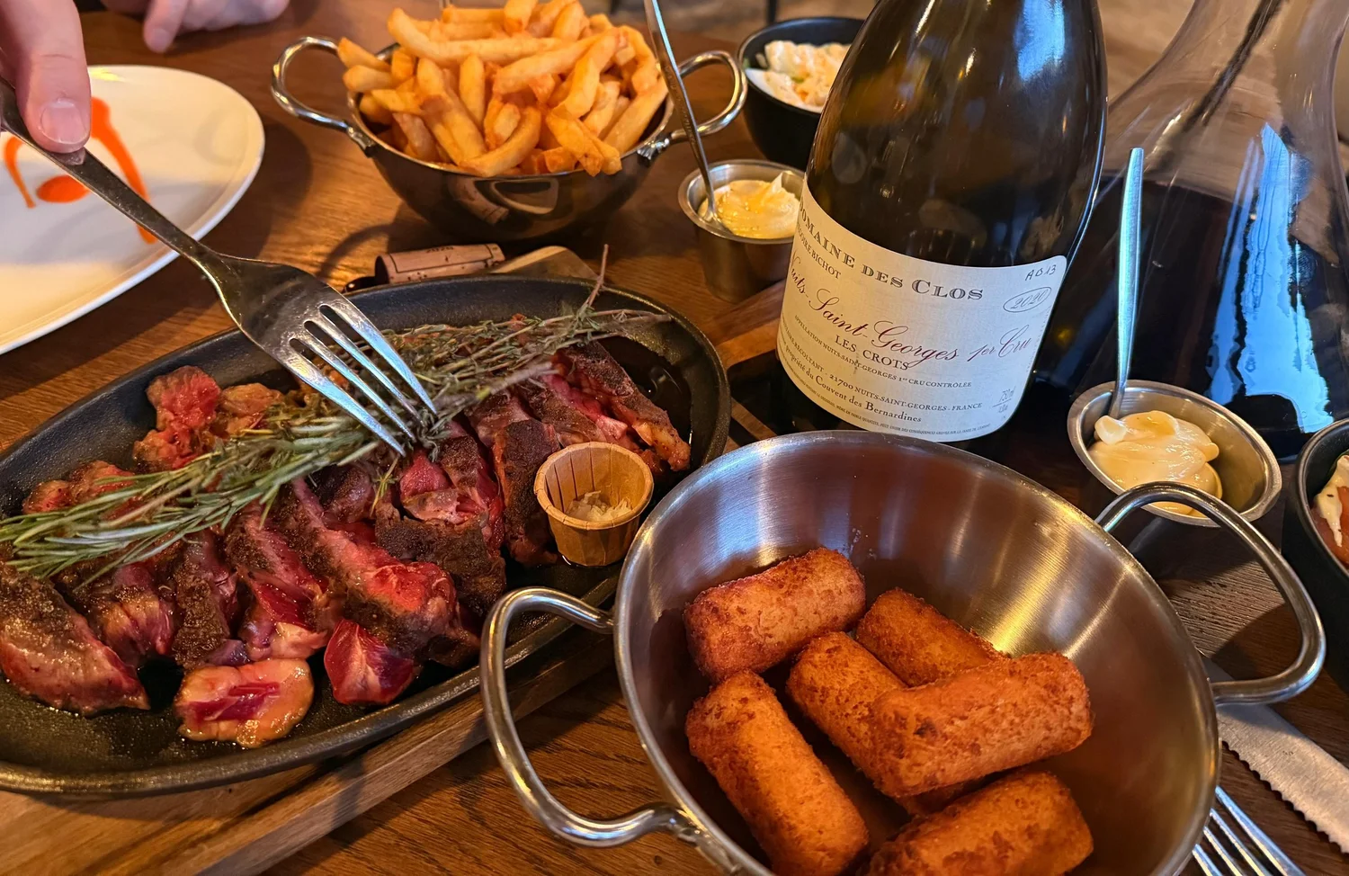 Gedekte tafel met steak, kroketjes en wijn