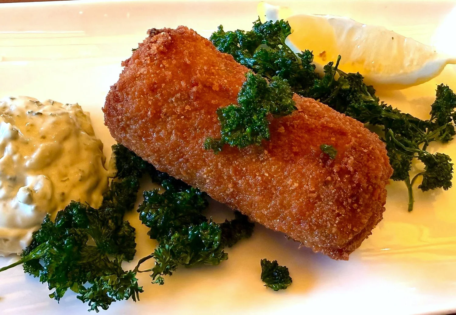 Huisbereide garnaalkroket met gefrituurde peterselie en tartaar