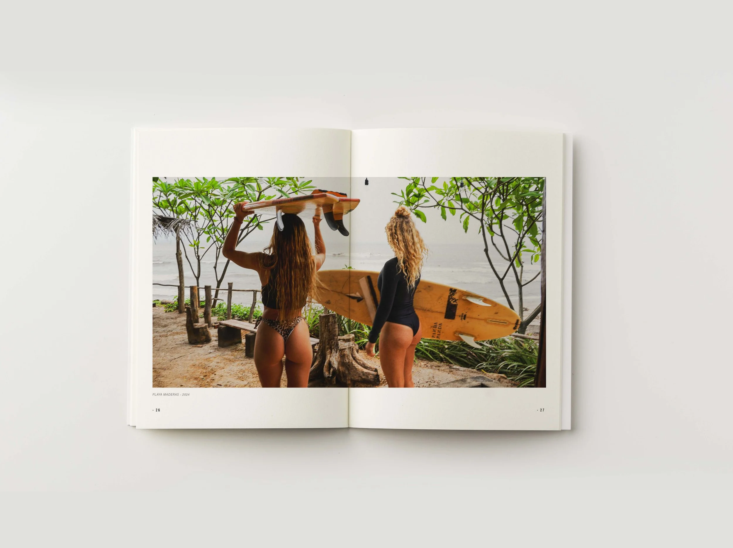 001_MaxineBook_Mokcup_Open_12.jpg