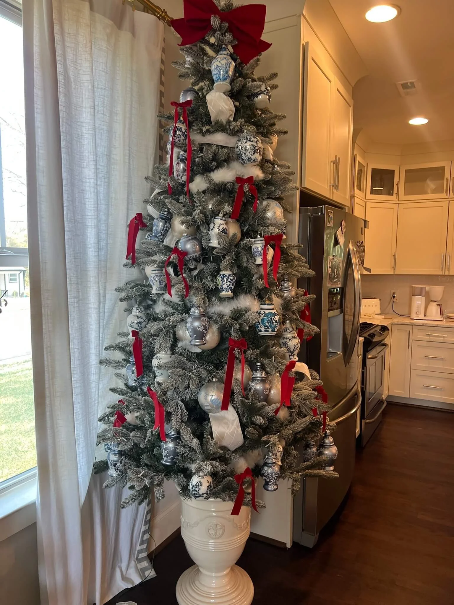 Christmas-tree-chinoiserie-red-bows-urn.jpeg