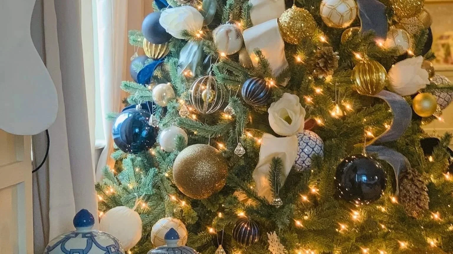 gold-chinoiserie-french-blue-christma-tree-detail.jpg
