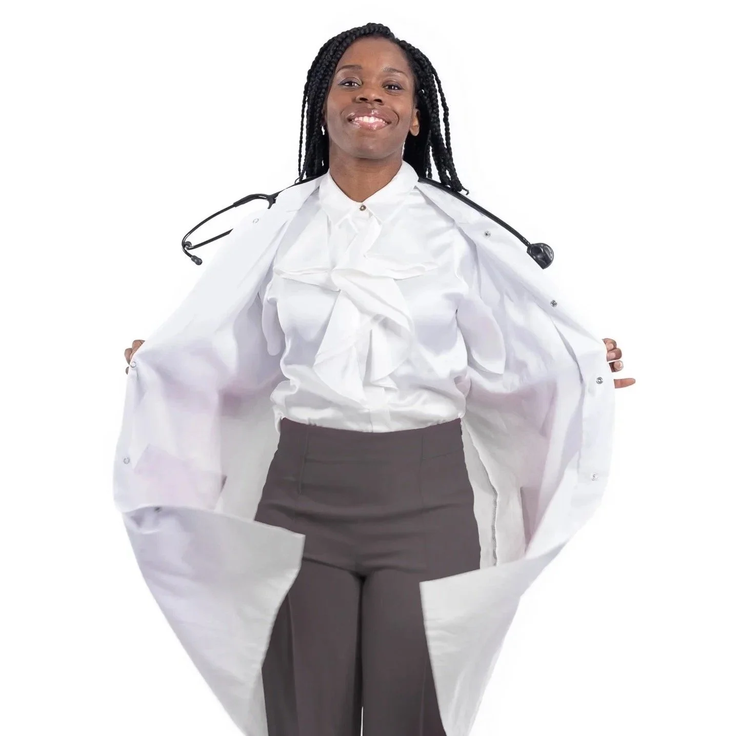Médecin afro-américaine aux cheveux tressés, portant une blouse blanche et un stéthoscope, souriante, les bras croisés.