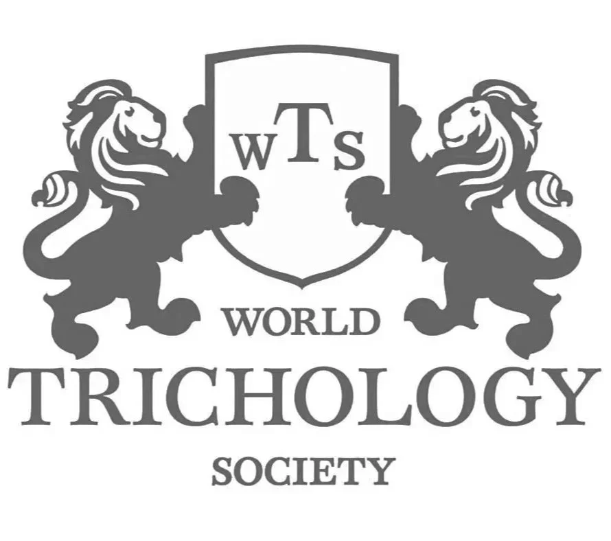 Logo de la World Trichology Society représentant deux lions de part et d’autre d’un blason portant les lettres « WTS », avec l’inscription « World Trichology Society » en dessous.