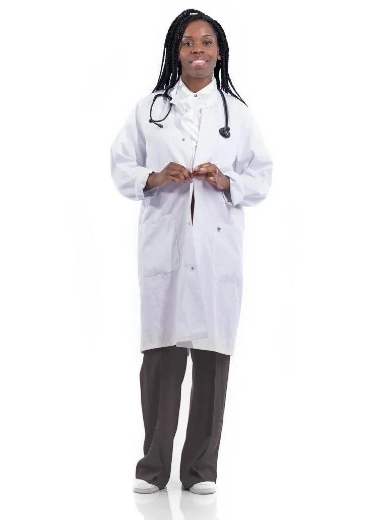 Femme en blouse médicale blanche avec un stéthoscope autour du cou, debout devant un fond blanc.