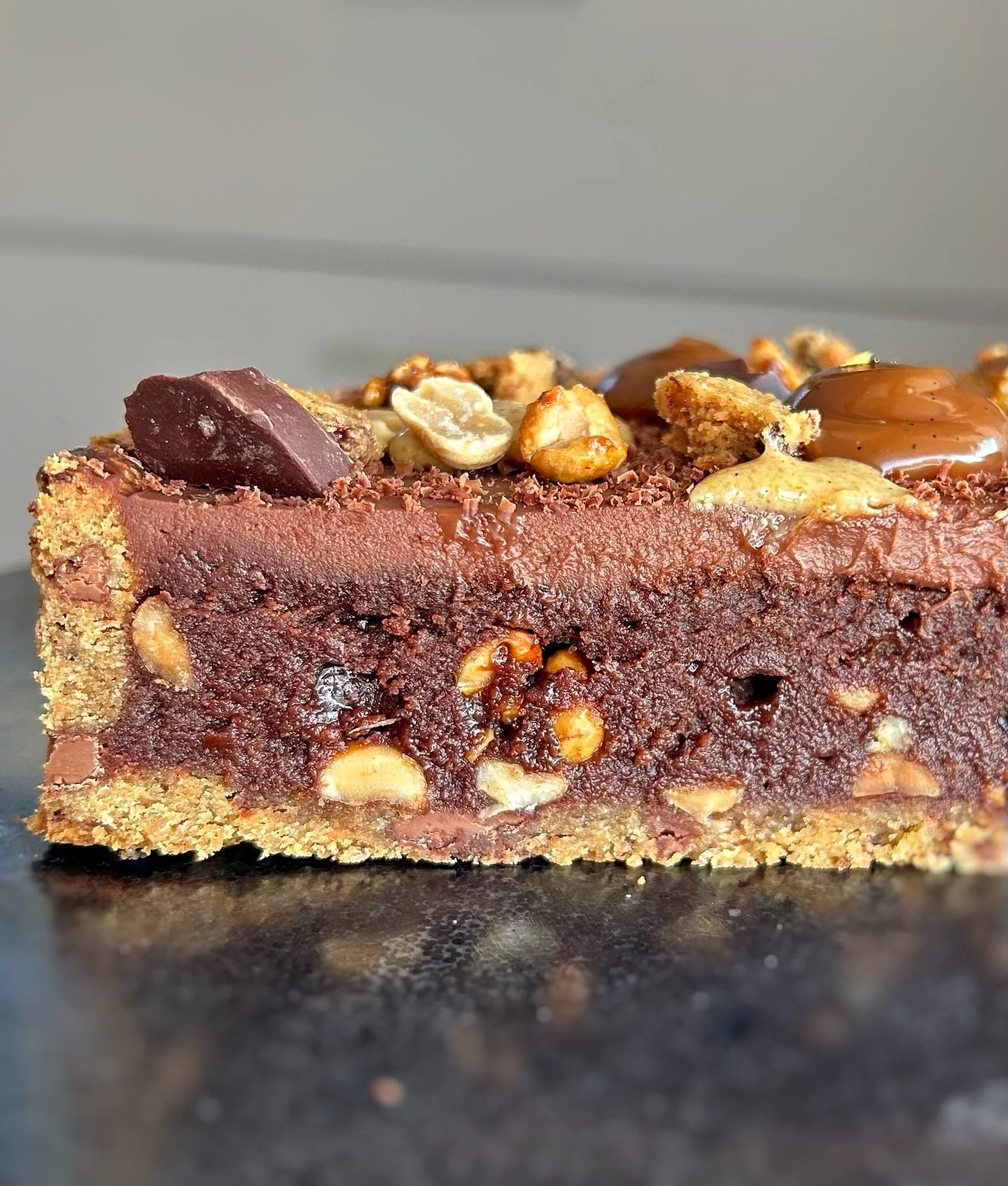 BROOKIE CACAHU&Egrave;TE CARAMEL 🤎🥜🍫

P&acirc;te &agrave; cookies cacahu&egrave;te aux &eacute;clats de chocolats, brownie fondant aux cacahu&egrave;tes caram&eacute;lis&eacute;es, ganache chocolat noir, caramel et pralin&eacute; cacahu&egrave;te 