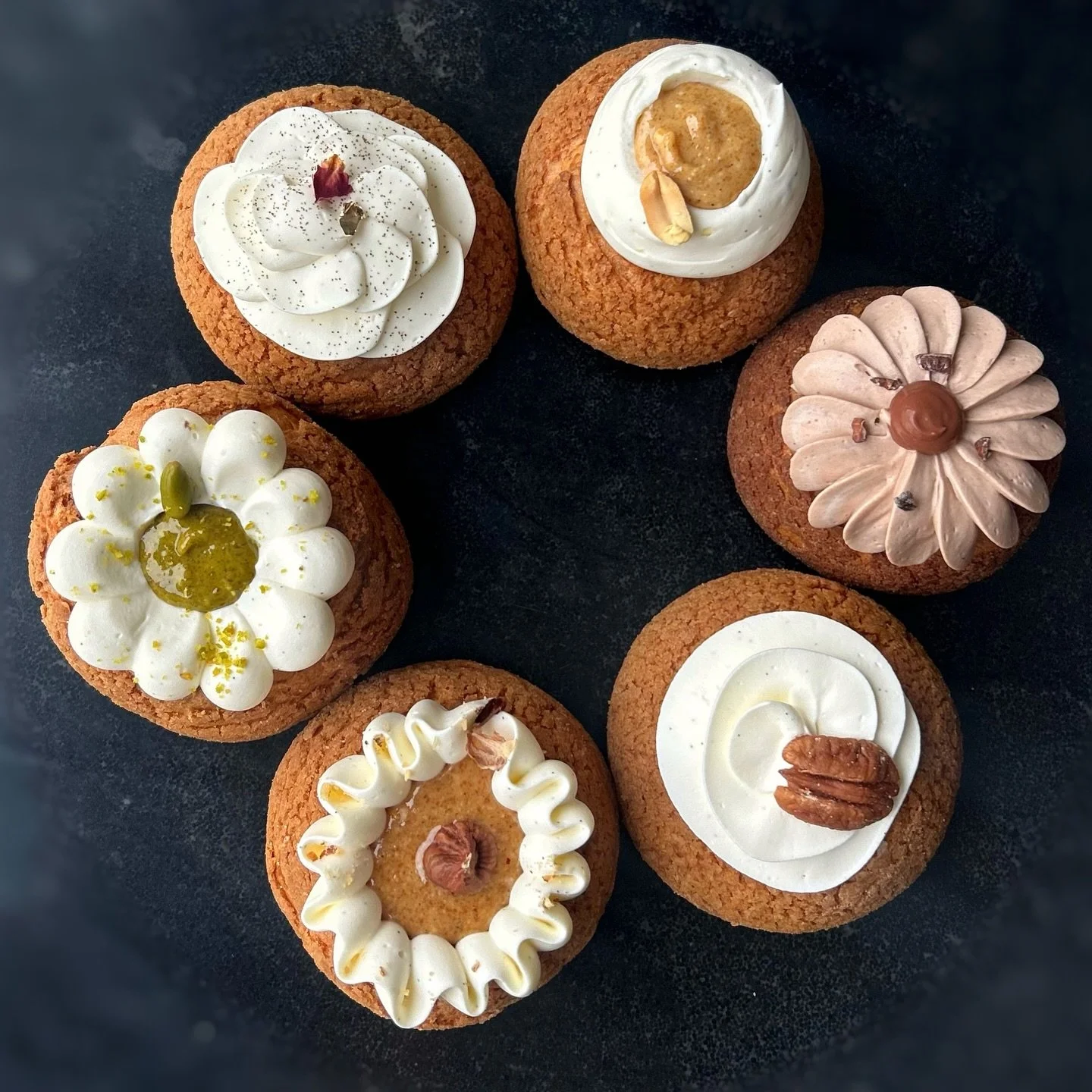 🤎 vanille, chocolat, noisette, cacahu&egrave;te, pistache, p&eacute;can 🌼

#choux #pochage