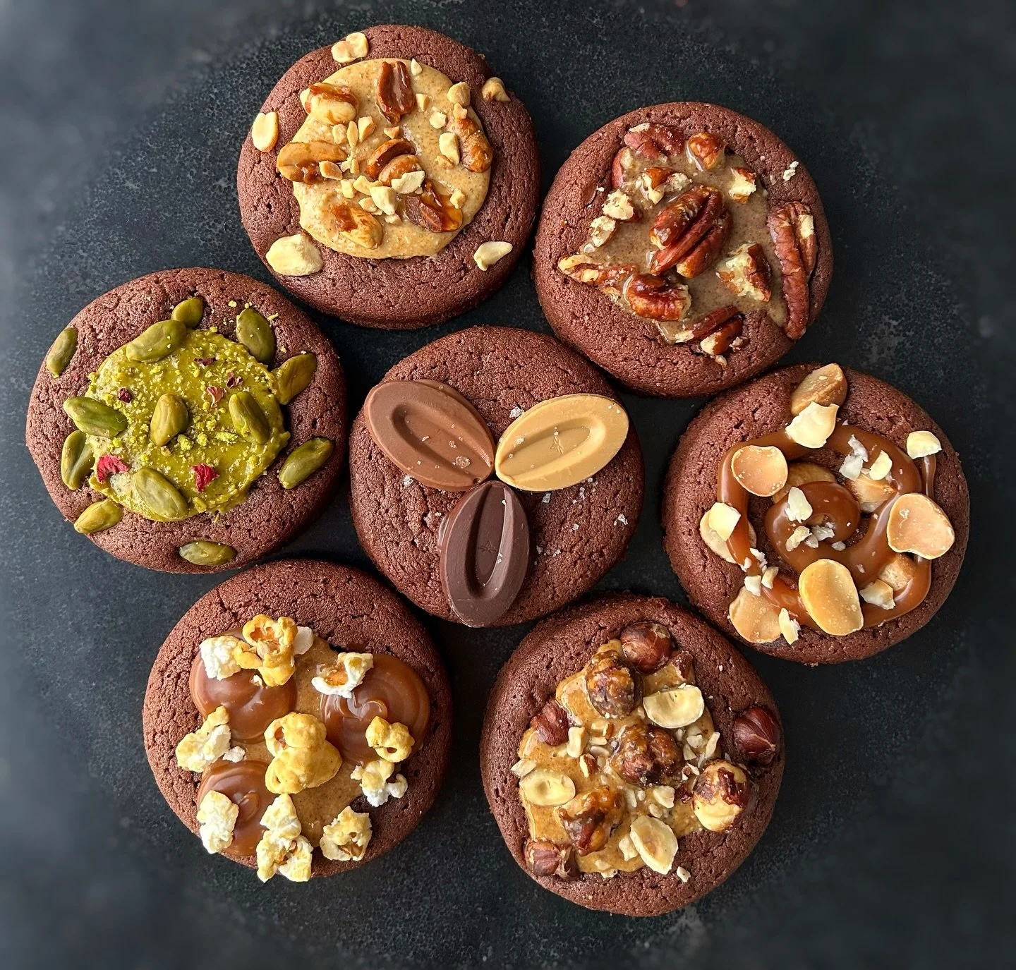 Collection de BROWNIE 🍫

Base de brownie fondant aux 2 chocolats (noir &amp; au lait) @valrhona 

7 saveurs disponibles :
🌰 noisette 
💚 pistache 
💛 macadamia caramel 
🥜 cacahu&egrave;te 
🍿 pop corn pralin&eacute; ma&iuml;s caramel
🤎 noix de p&