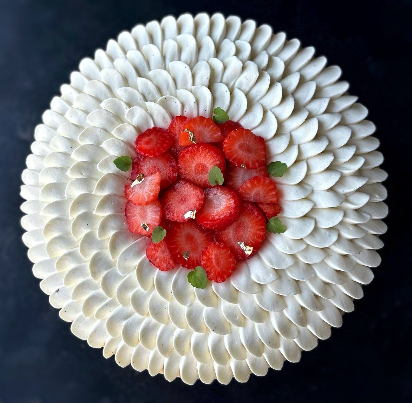 FRAISIER ❤️🍓

Biscuit amande huile d&rsquo;olive, cr&egrave;me diplomate vanille, confit fraise, fraises confites au miel et &agrave; l&rsquo;huile d&rsquo;olive, fraises fraiches, ganache mont&eacute;e vanille 🖤

#fraisier #pochage #vanilla