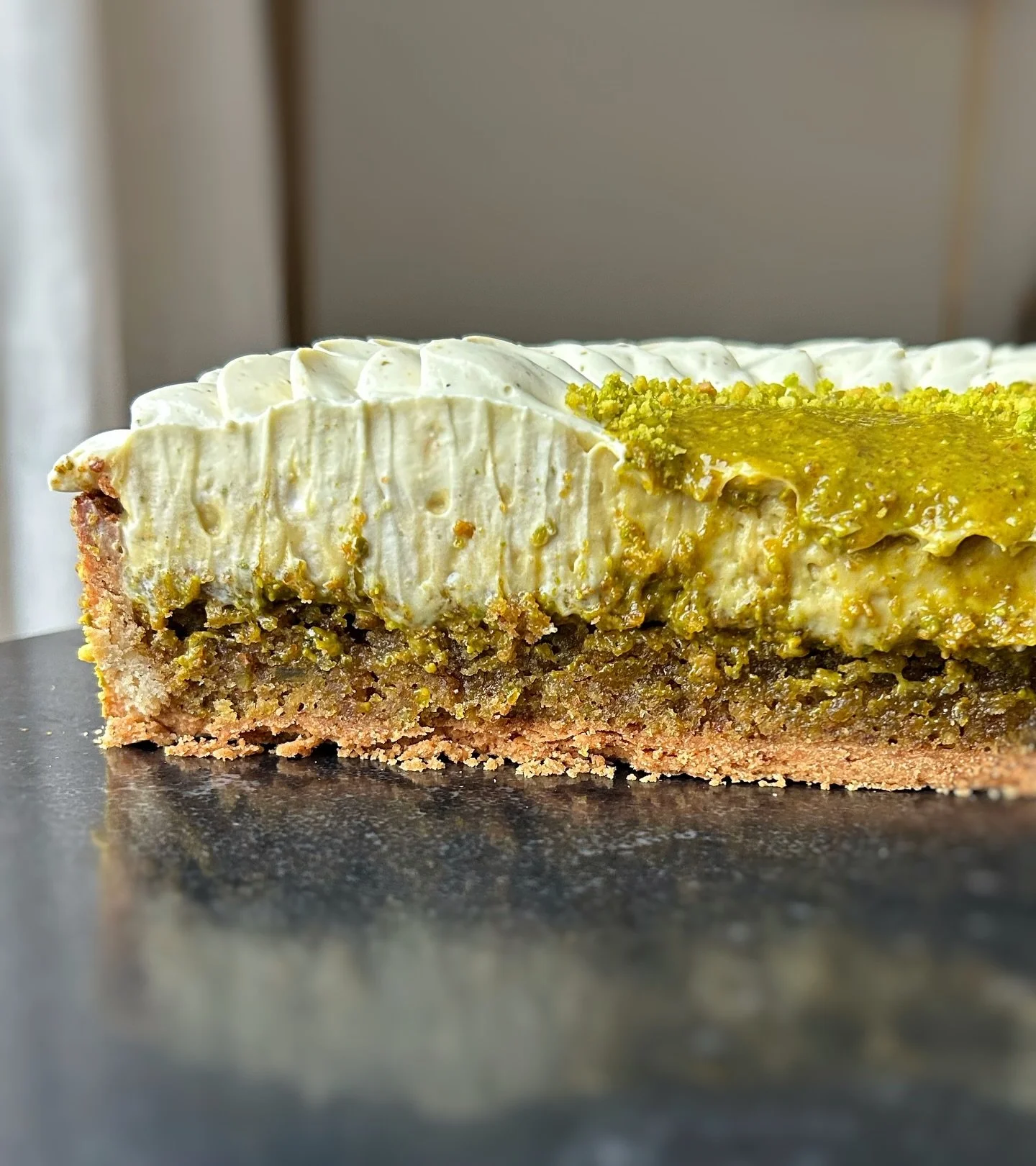 TARTE PISTACHE INTENSE 💚

pate sucr&eacute;e amande vanille, cr&egrave;me amande pistache moelleuse, croustillant pralin&eacute; pistache verte, cr&eacute;meux pistache et ganache mont&eacute;e pistache 

disponible sur le site pour les fans de pist