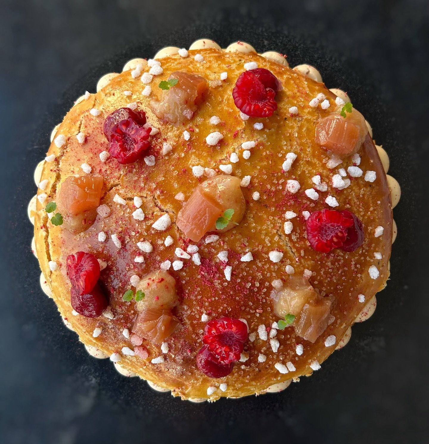 TROP&Eacute;ZIENNE RHUBARBE FRAMBOISE 🩷🍃

Brioche vanille, cr&egrave;me diplomate vanille, compote de rhubarbe, rhubarbe poch&eacute;e dans un sirop framboise, framboises fraiches 

#tropezienne #patisserie
