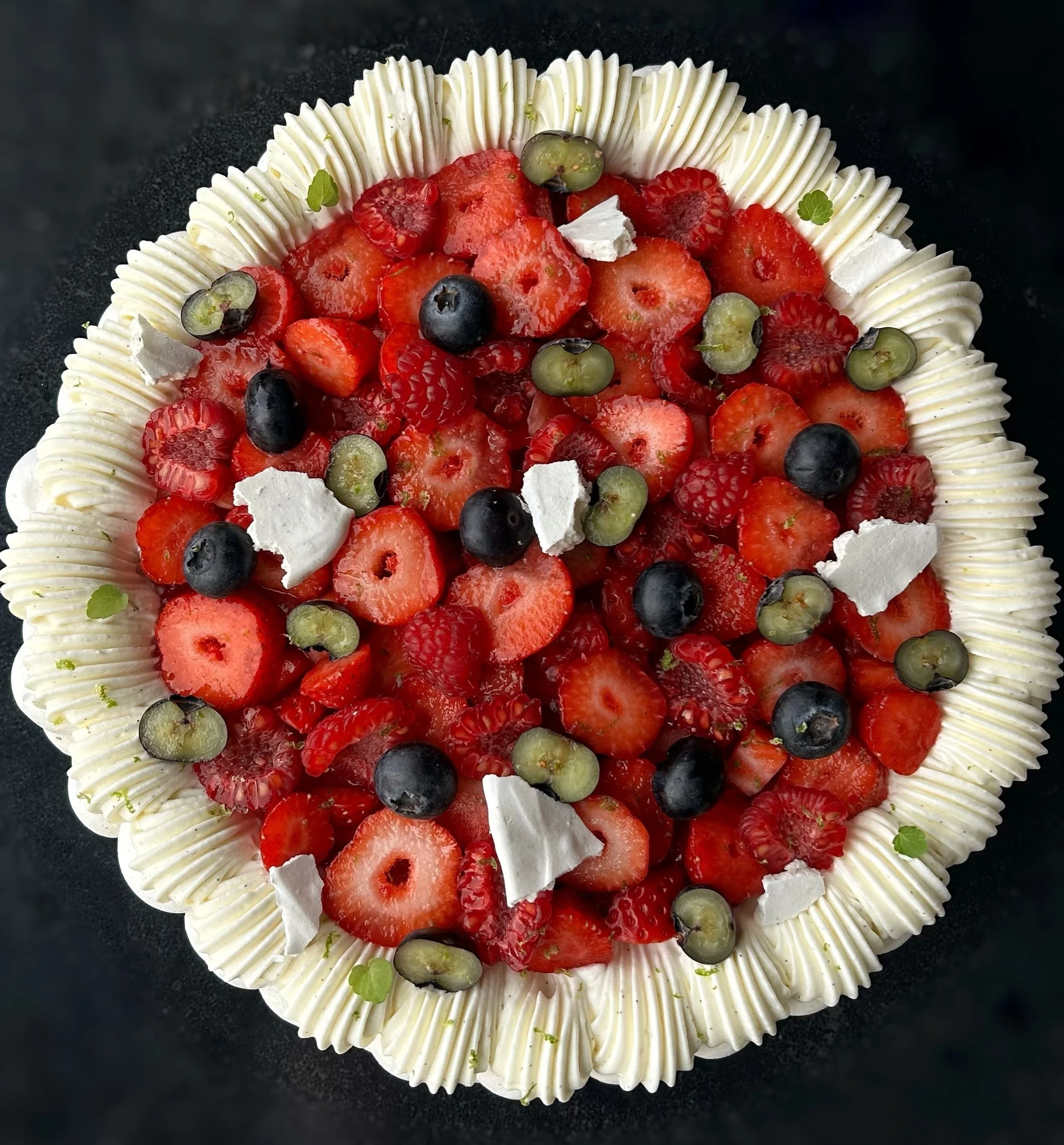 PAVLOVA FRUITS ROUGES 💜❤️

Meringue &agrave; la poudre de vanille torrefi&eacute;e, ganache mont&eacute;e vanille, confit fruits rouges, fraises, framboises, myrtilles, &eacute;clats de meringue

#pavlova #pastry #fruitsrouges