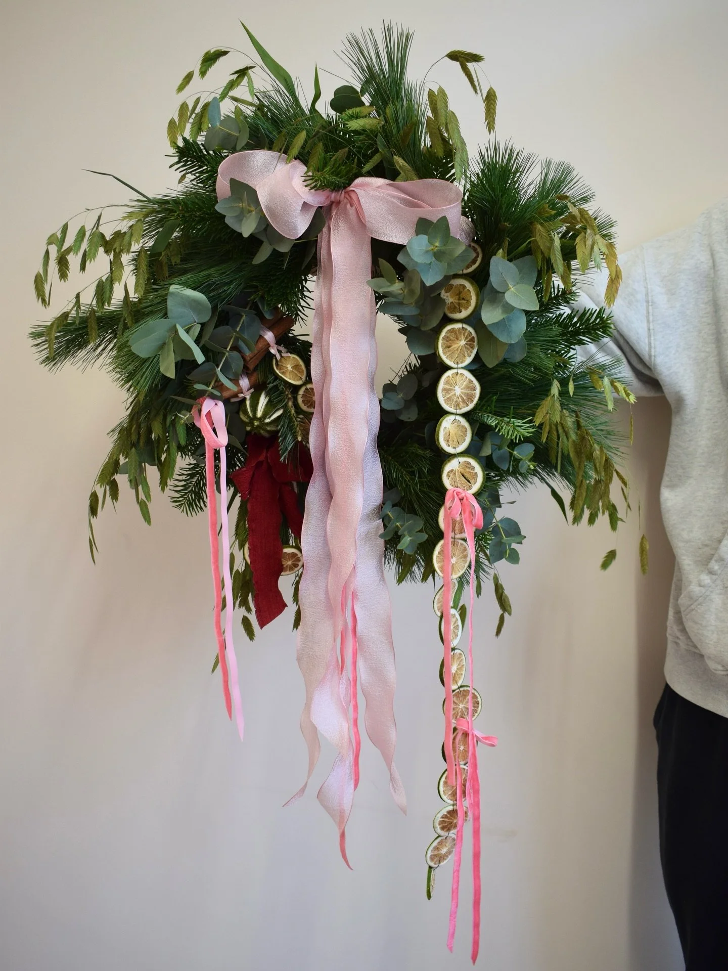she&rsquo;s a girly girl 🎀🩰🍋&zwj;🟩

one last christmas wreath for my own front door, from all the leftovers of the past few weeks work. she&rsquo;s very flossea 💞

.
christmas wreath with pink bows