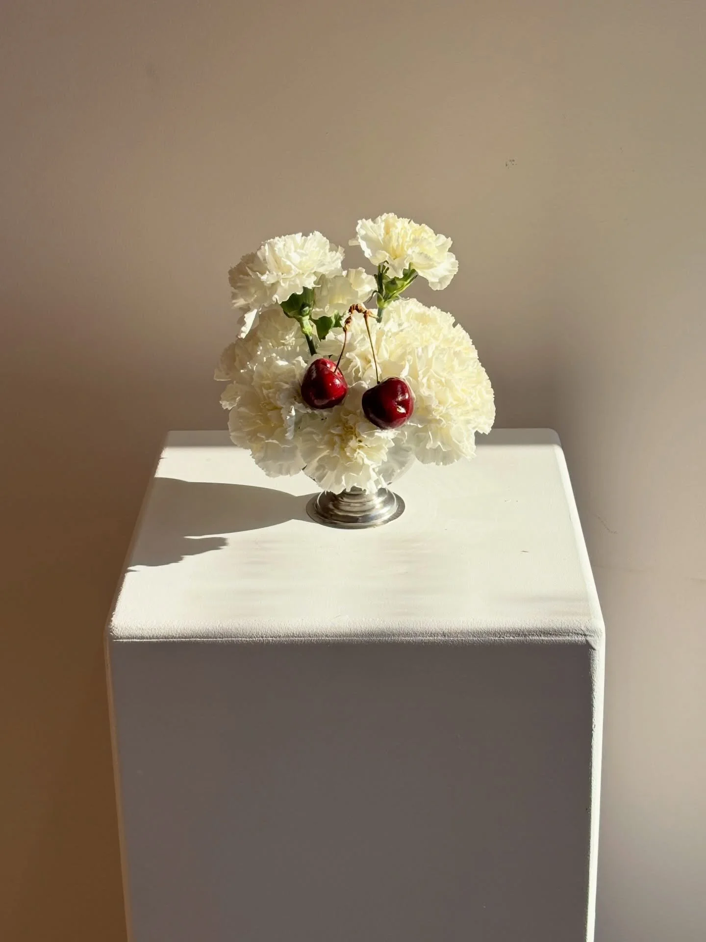 it&rsquo;s ice cream weather 🍨

how cute are these lil mini chrome bowl arrangements with scoops of fluffy white carnations &amp; cherries? 🍒 

London wedding florist | modern floral design | wedding table flowers | sussex wedding florist | 2027 br