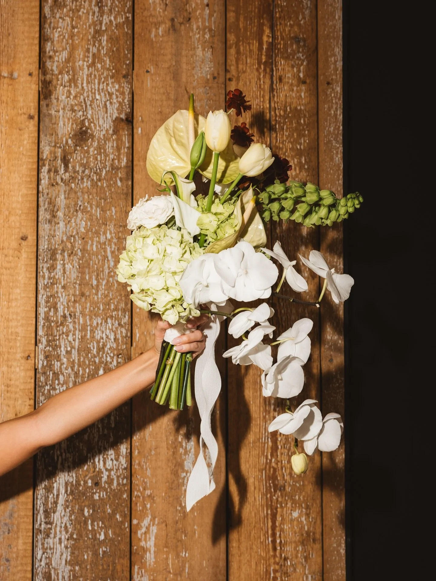 off to germany until next wednesday byeeee 🇩🇪

shoot &amp; photography by: @holliecarlinphotography 
venue: @thebarnatbotleyhill 

London wedding florist | Sussex wedding florist | modern floral design | trailing bridal bouquets