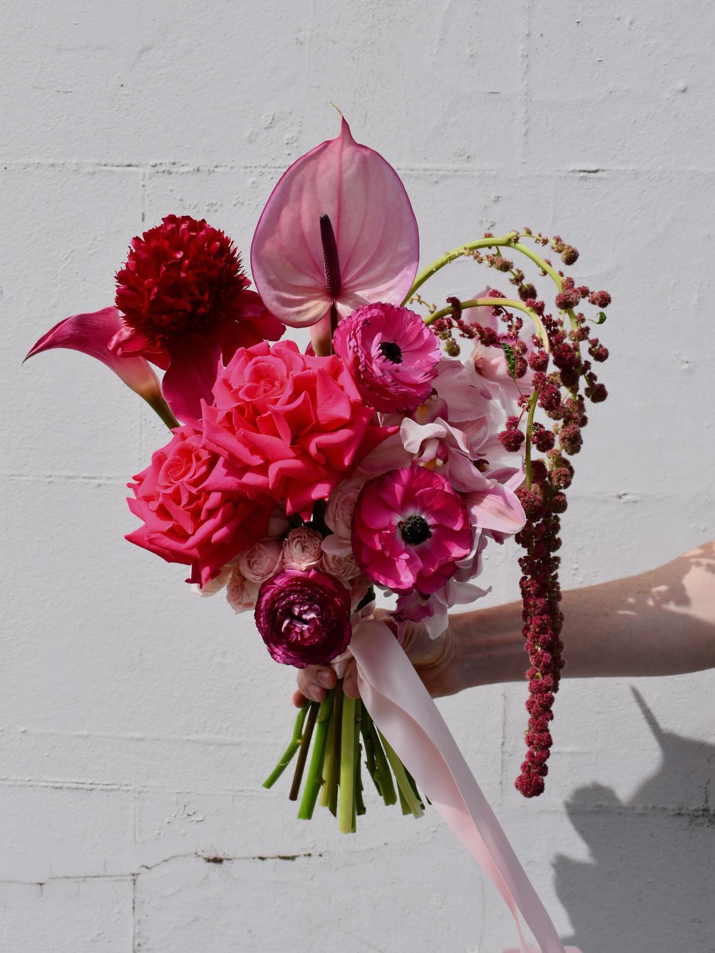 berry crush bridal bouq!! 💋🍓🌸🍒

London wedding florist | modern bridal bouquets | trailing bridal bouquet | Sussex wedding florists | floral design