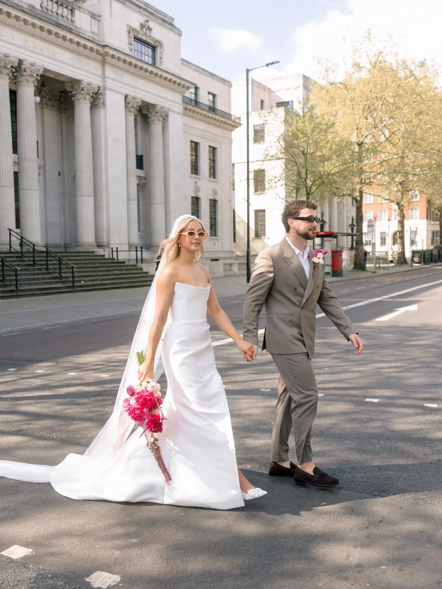 a classically cool london city wedding just never gets old and those pinks?? 😮&zwj;💨💞

planners &amp; concept: @bronteelizaweddings @wedd_croatia 
florals: @flossea_flowers 
photographer: @natalyaorme 
dress: @thebridaleditionuk 
couple: @amyleigh