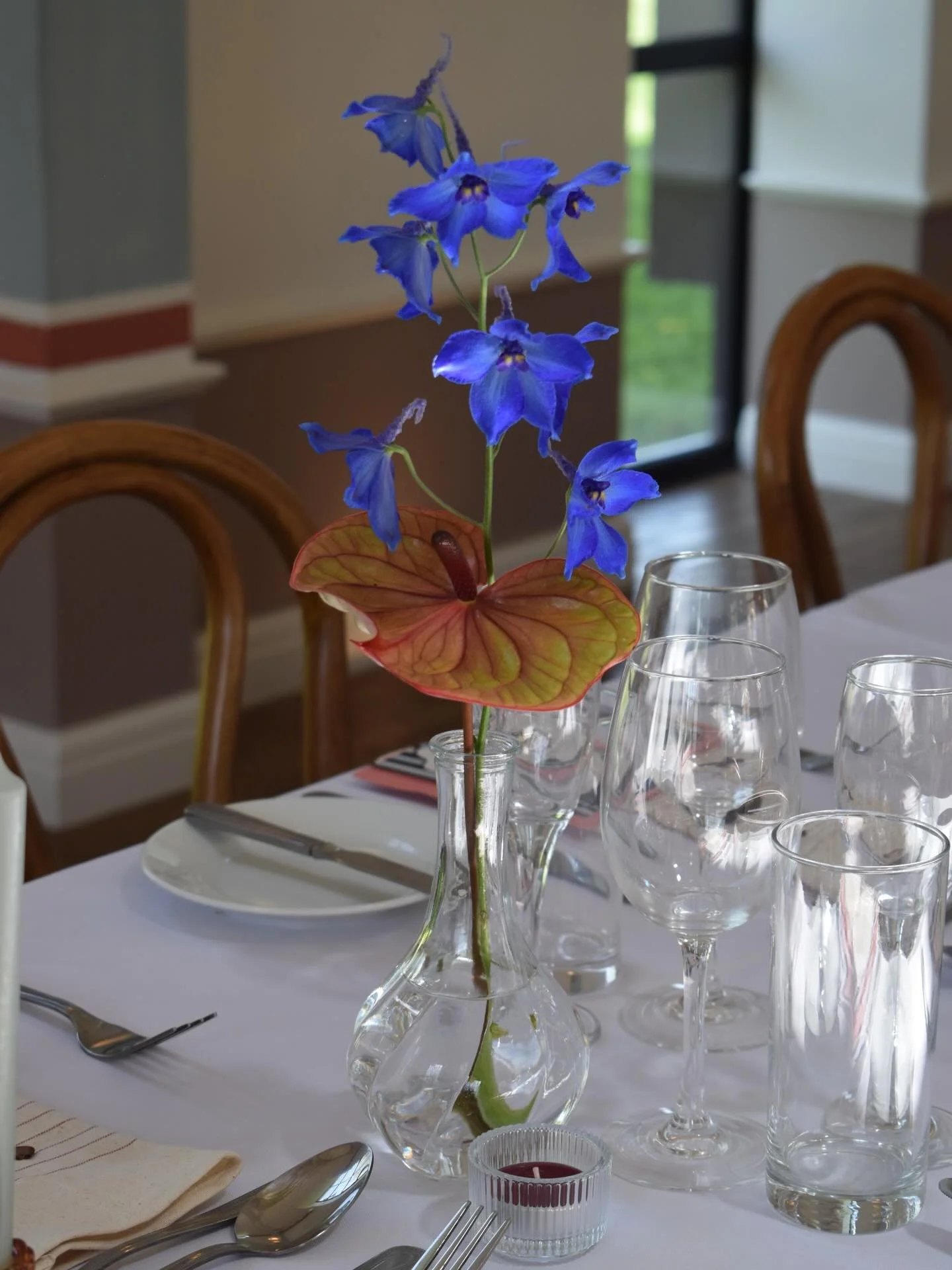 electric blue details at @limekilnsussex for natasha &amp; kieron 🥹⚡️💙

LIMEKILN wedding florist | London wedding flowers | 2027 bride | modern wedding florals | Sussex wedding suppliers