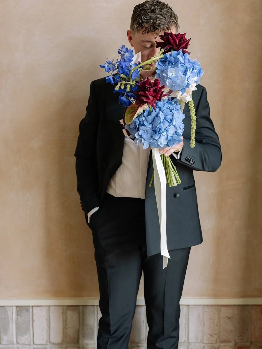 preview of tasha &amp; kieron at @limekilnsussex 💙 a very cool colour palette for a very cool bride!! i went to school with natasha so it was so lovely to make her wedding flowers all these years later ✨

flowers - @flossea_flowers 
photographer - @