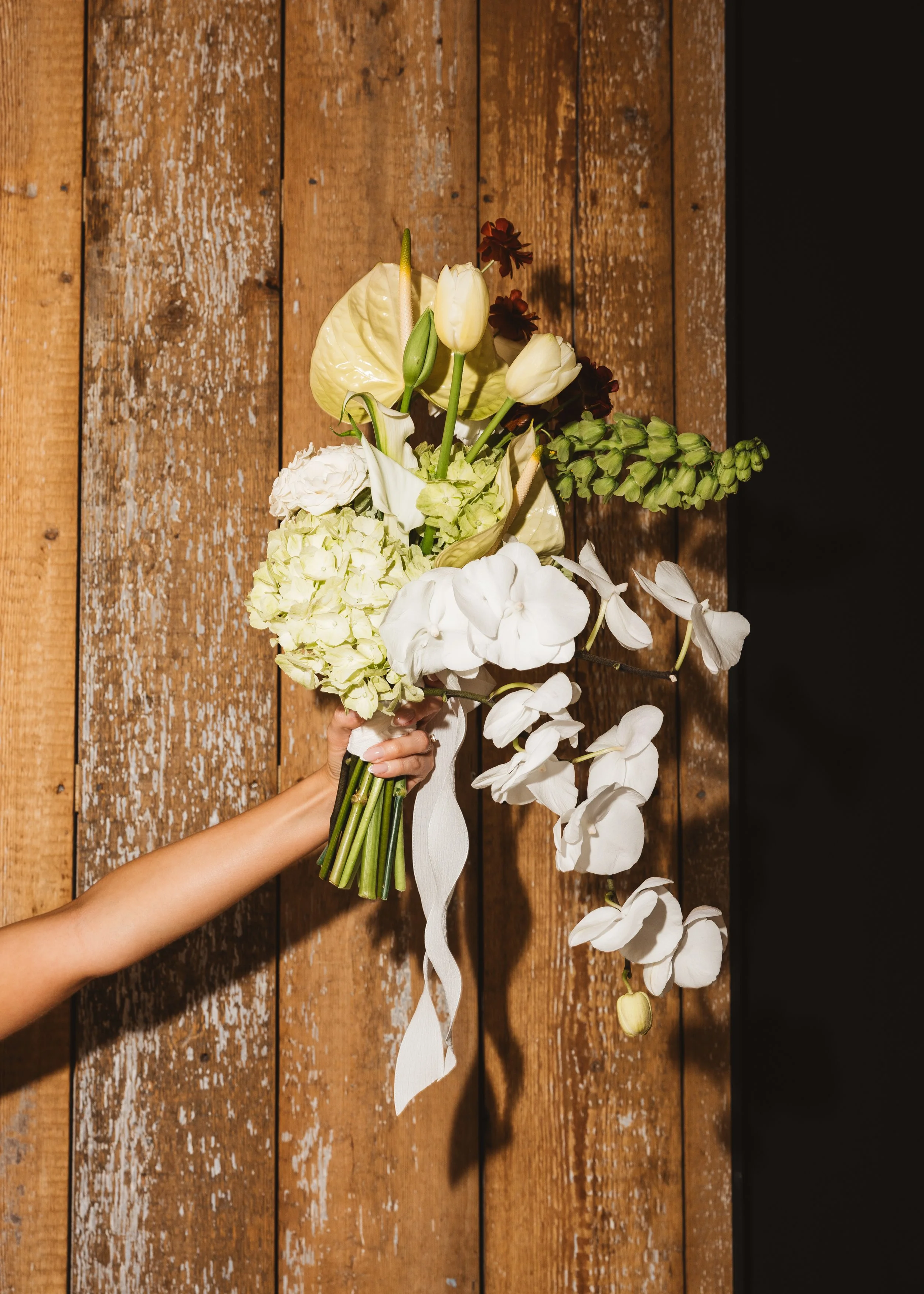 Botley Hill Barn modern wedding flowers