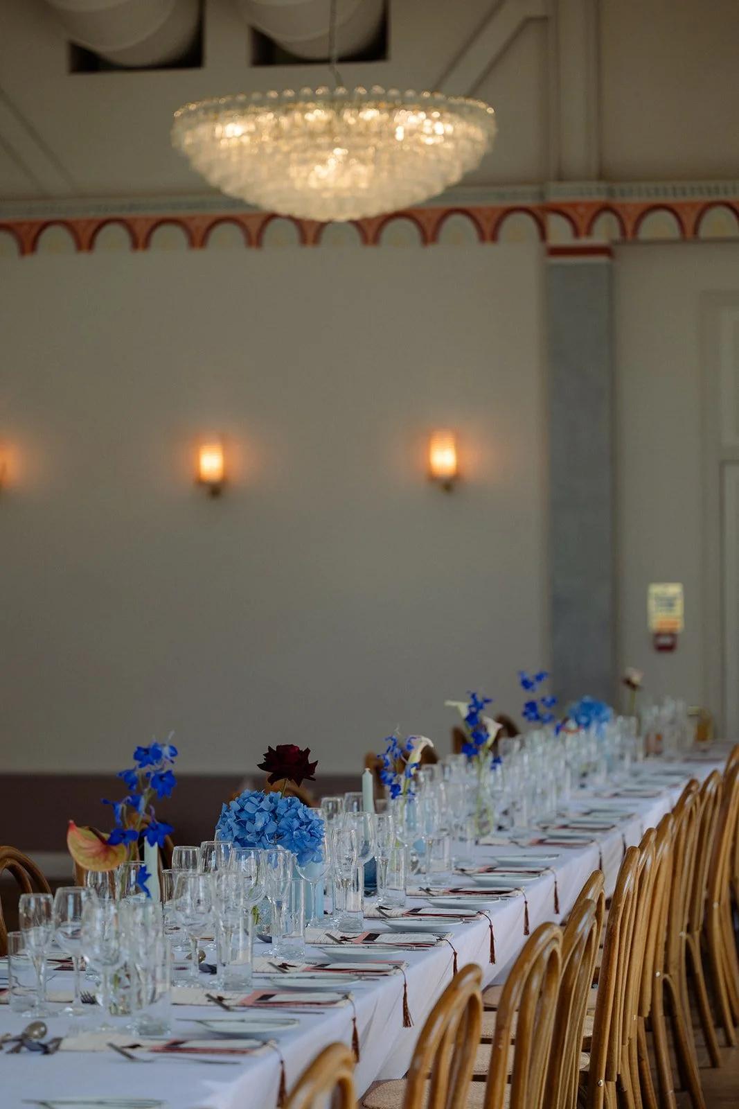 Modern table florals in Poplar Hall at LIMEKILN Sussex