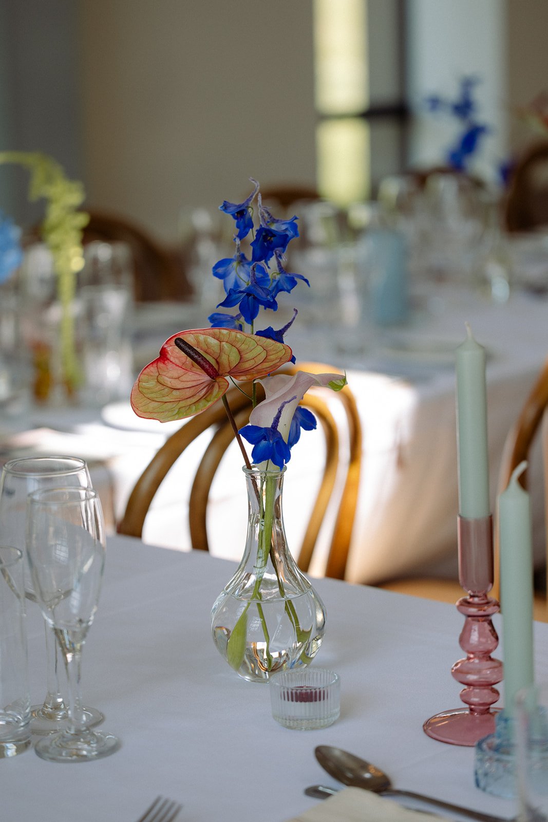 Modern table florals in Poplar Hall at LIMEKILN Sussex