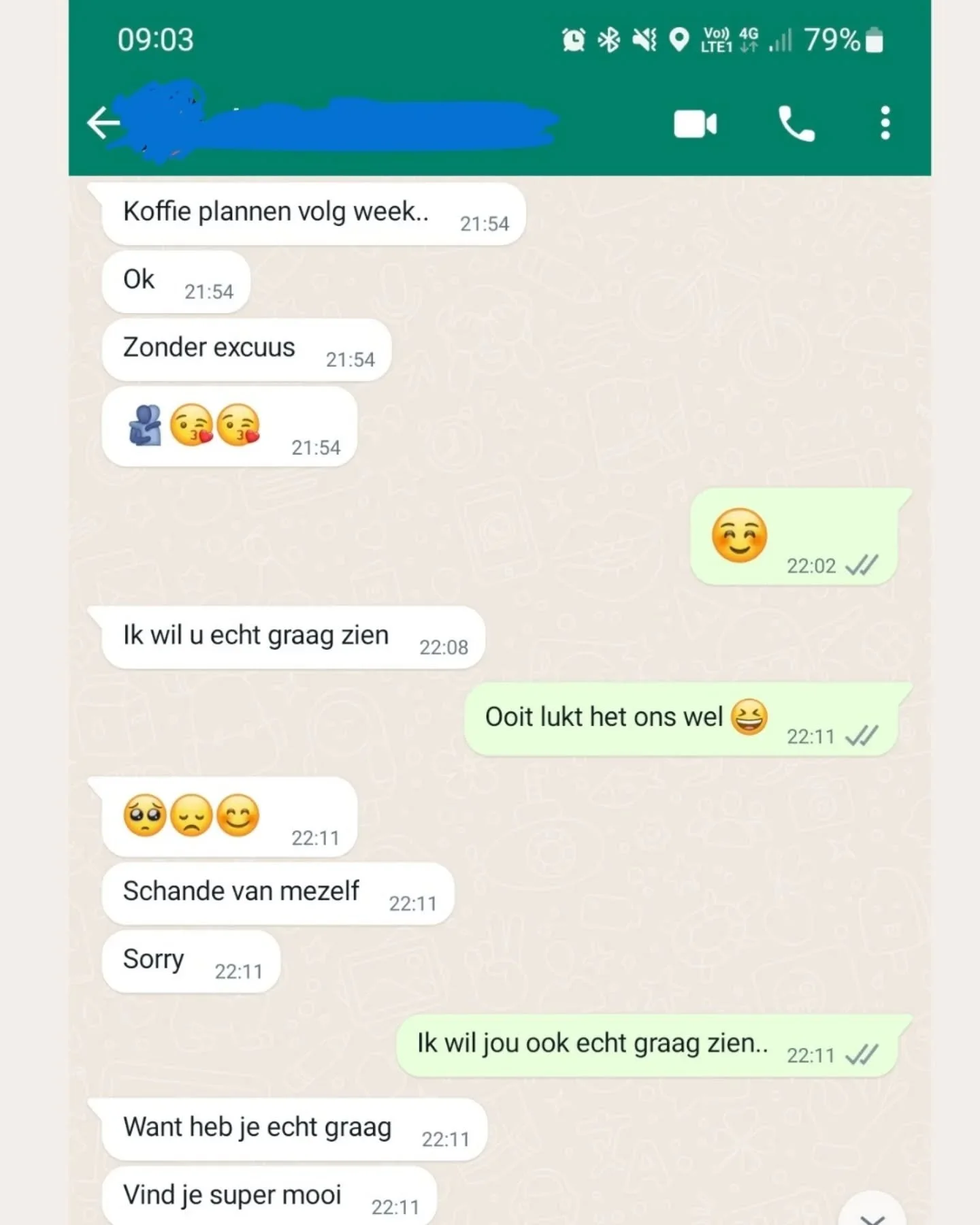 Dit lijkt een gewoon gesprek tussen twee mensen die elkaar leuk vinden en elkaar willen zien. Tot je stopt met tussen de lijnen lezen wat je brein w&iacute;l lezen, en eindelijk begint te zien hoe woorden en emoji&rsquo;s &eacute;cht ingezet worden. 